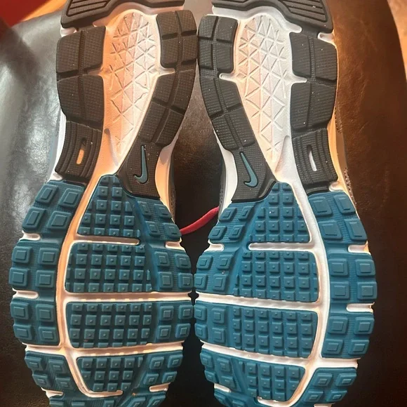 Nike Gray and Pink Sneakers with Sporty Design - Picture 4 of 12